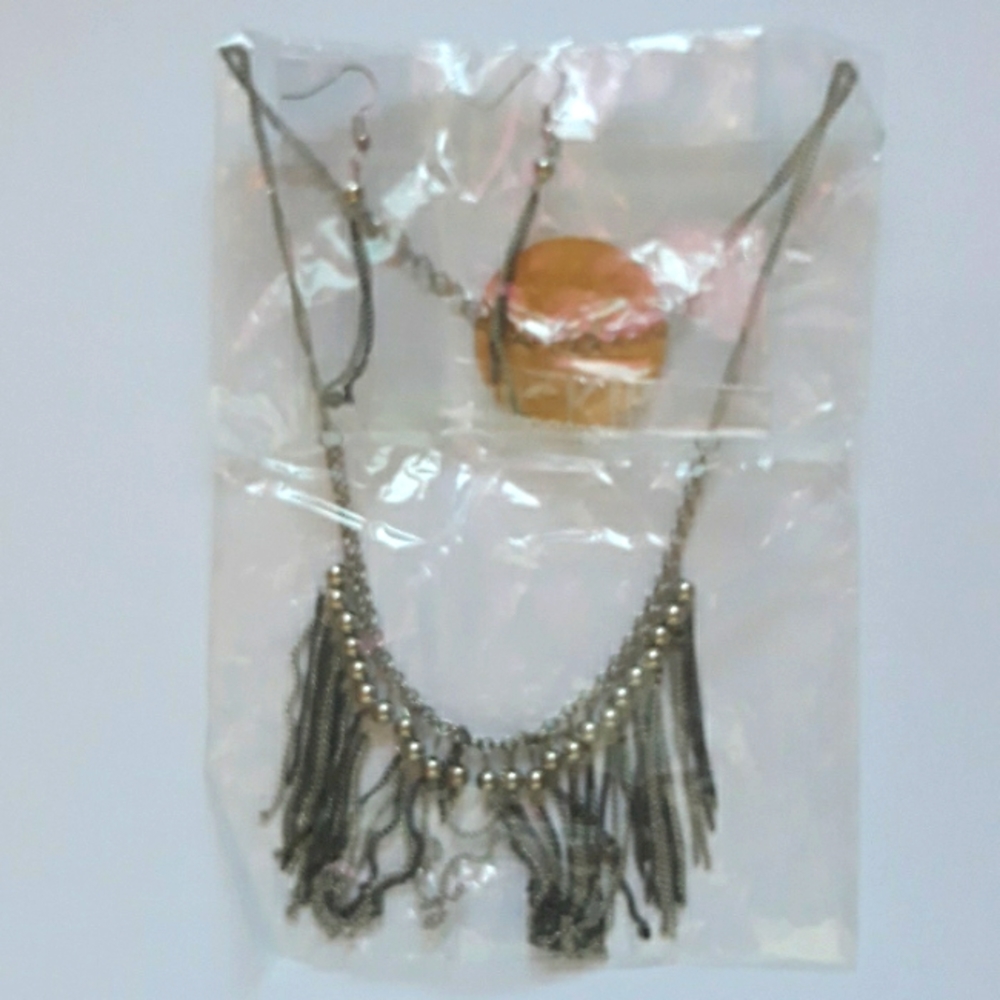 Necklace and earring set